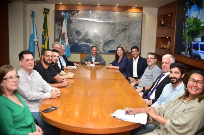 O prefeito de Niterói, Rodrigo Neves, assinou, nesta terça-feira (20), o decreto de desapropriação do Teatro Leopoldo Fróes, um dos espaços mais tradicionais das artes cênicas da cidade