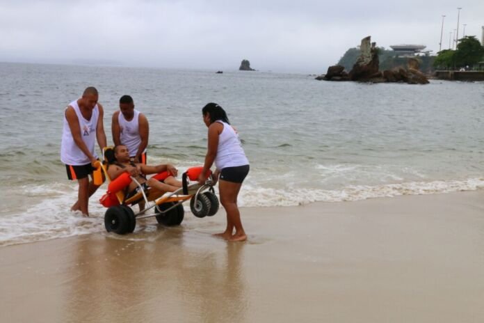 A praia é um espaço de convivência e lazer que deve ser acessível a todas as pessoas. Com essa proposta, o Praia Sem Barreiras realiza, no sábado, dia 31 de outubro, uma edição especial em parceria com a Associação Nanismo Brasil (Annabra), na Praia de Icaraí.