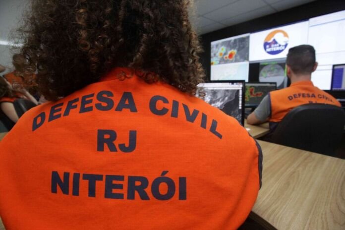 Niterói está em estágio de atenção por conta das fortes chuvas que atingem o município