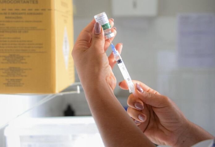 A Prefeitura de Itaboraí, por meio da Secretaria Municipal de Saúde (SEMSA), mantém a vacinação contra a influenza disponível para toda a população a partir dos seis meses de idade.