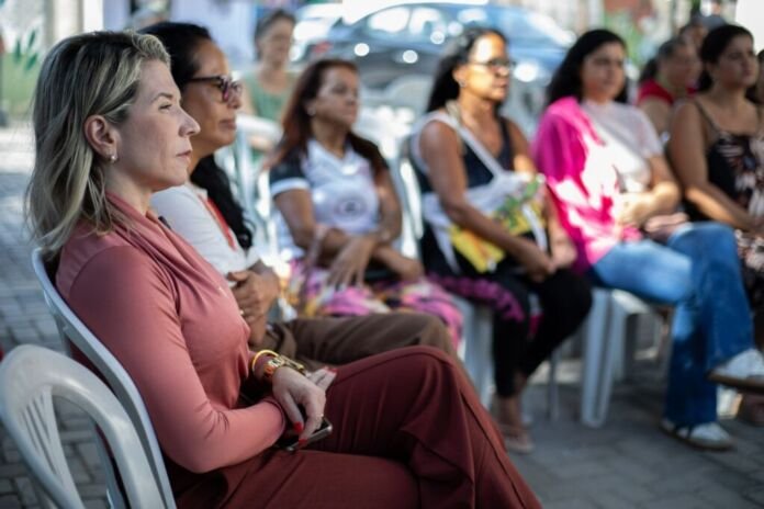A Prefeitura de Maricá realizou, nesta quinta-feira (15/10), uma ação em alusão ao Dia Nacional de Luta contra a Violência à Mulher, celebrado em 10 de outubro