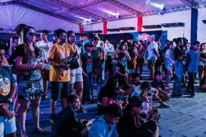 O Maricá Games 2026, festival de culturas gamer e geek com torneios de eSports, concursos de K-pop e cosplay e arenas interativas, integra a programação da Festa Literária Internacional de Maricá (FLIM), que acontece de 30 de outubro a 8 de novembro, na Orla do Parque Nanci.