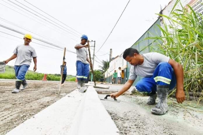 A Prefeitura de Nova Iguaçu está pavimentando a Rua Rocha Freire, na localidade do Cantão, no bairro Santa Rita.