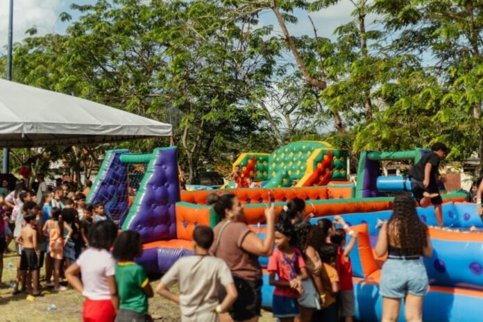 A Prefeitura de Maricá realiza neste sábado (24/10) o 2º fim de semana do projeto “Dia das Crianças nas Comunidades”, com atividades gratuitas de lazer e cultura para o público infantil e famílias do conjunto habitacional Minha Casa, Minha Vida (MCMV) de Itaipuaçu, e da comunidade do Risca Faca, em Inoã