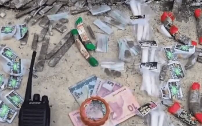 Três homens, com idades entre 18 e 24 anos, foram presos pela Polícia Militar na terça-feira (20), durante uma operação no bairro de Itambi, em Itaboraí, na Região Metropolitana do Rio