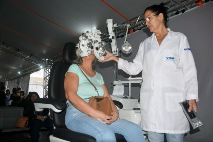A Carreta Oftalmológica do programa Agora Tem Especialistas já realizou mais de 2,4 mil atendimentos e mais de 1,7 mil cirurgias de catarata em Magé desde que chegou ao município, em setembro.