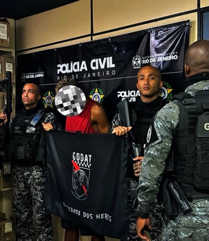 Um homem com mandado de prisão em aberto pelos crimes de roubo e tráfico de drogas foi preso pela Guarda Municipal de Maricá neste domingo (25).