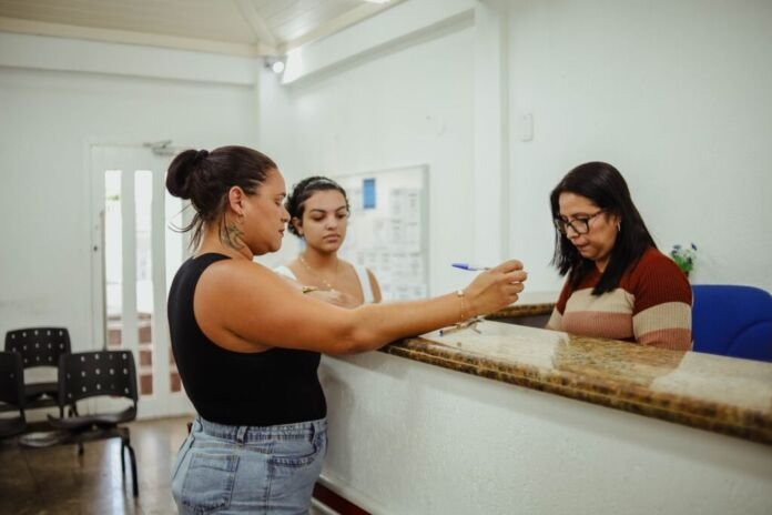 Quem está em busca de uma oportunidade no mercado de trabalho em Maricá pode encontrar opções em diferentes setores e níveis de escolaridade