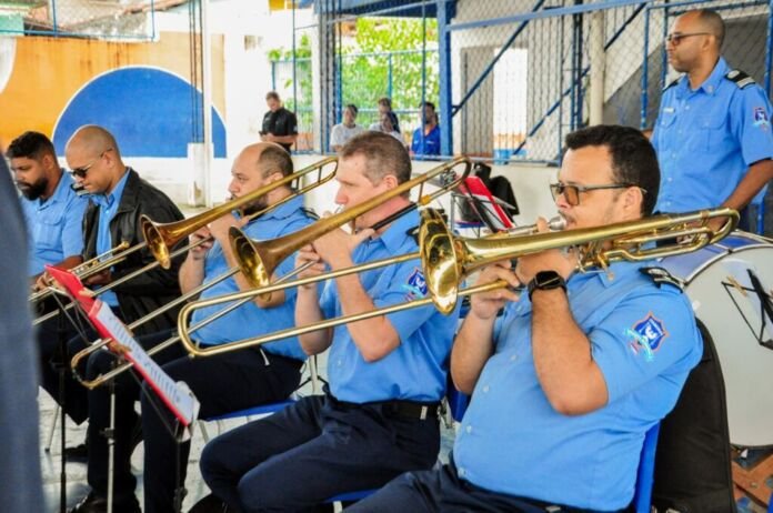 ccd44cf0-ronda-musical-leva-musica-e-diversao-a-alunos-de-escola-municipal-2 A Prefeitura de Itaboraí, por meio da Guarda Municipal, promoveu, na tarde desta segunda-feira (26/10), uma apresentação musical para os alunos da Escola Municipal Professora Cecília Augusta dos Santos