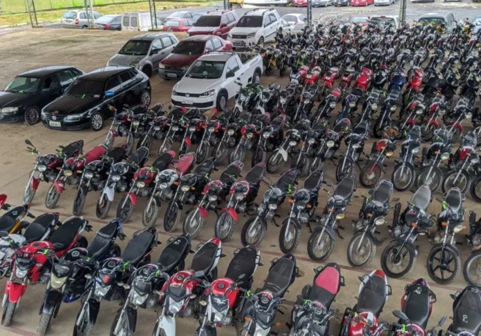 Moradores de Maricá e outros interessados em adquirir veículos por meio de leilão terão uma nova oportunidade em dezembro. A Secretaria de Transporte e Postura (SEMTRANS) publicou um edital para a venda de carros, motocicletas e sucatas, com lances iniciais a partir de R$ 250