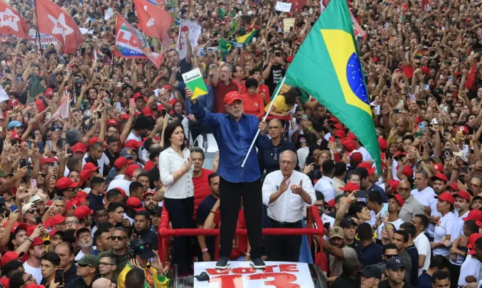 Em uma virada histórica, Luiz Inácio Lula da Silva, 80 anos, foi reeleito neste domingo (25) para seu quarto mandato à Presidência da República pelo Partido dos Trabalhadores (PT)