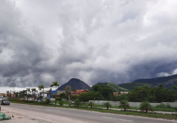 Maricá está sob alerta laranja para tempestades nesta quinta-feira (15), com previsão de condições climáticas que podem representar riscos à população