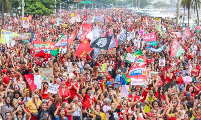 Milhares de apoiadores lotaram as duas faixas da orla de Copacabana, na zona sul do Rio de Janeiro, em apoio à democracia e à reeleição do presidente Luiz Inácio Lula da Silva (PT)